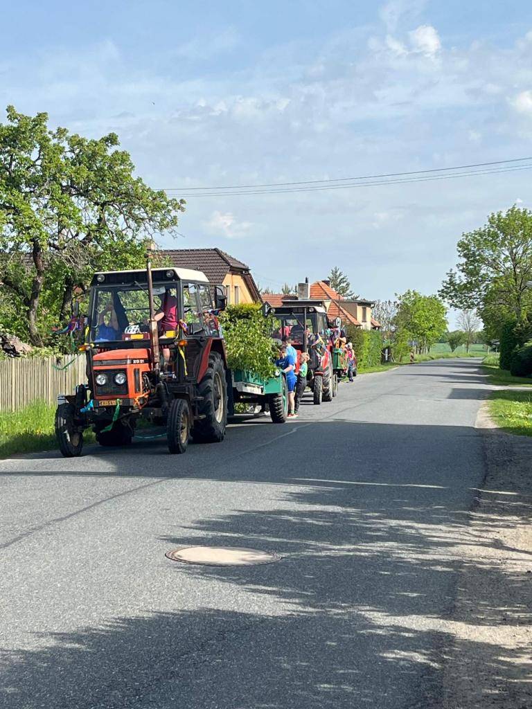 Rozvoz zdobených májí 2025_Újezdec, Petrovice I