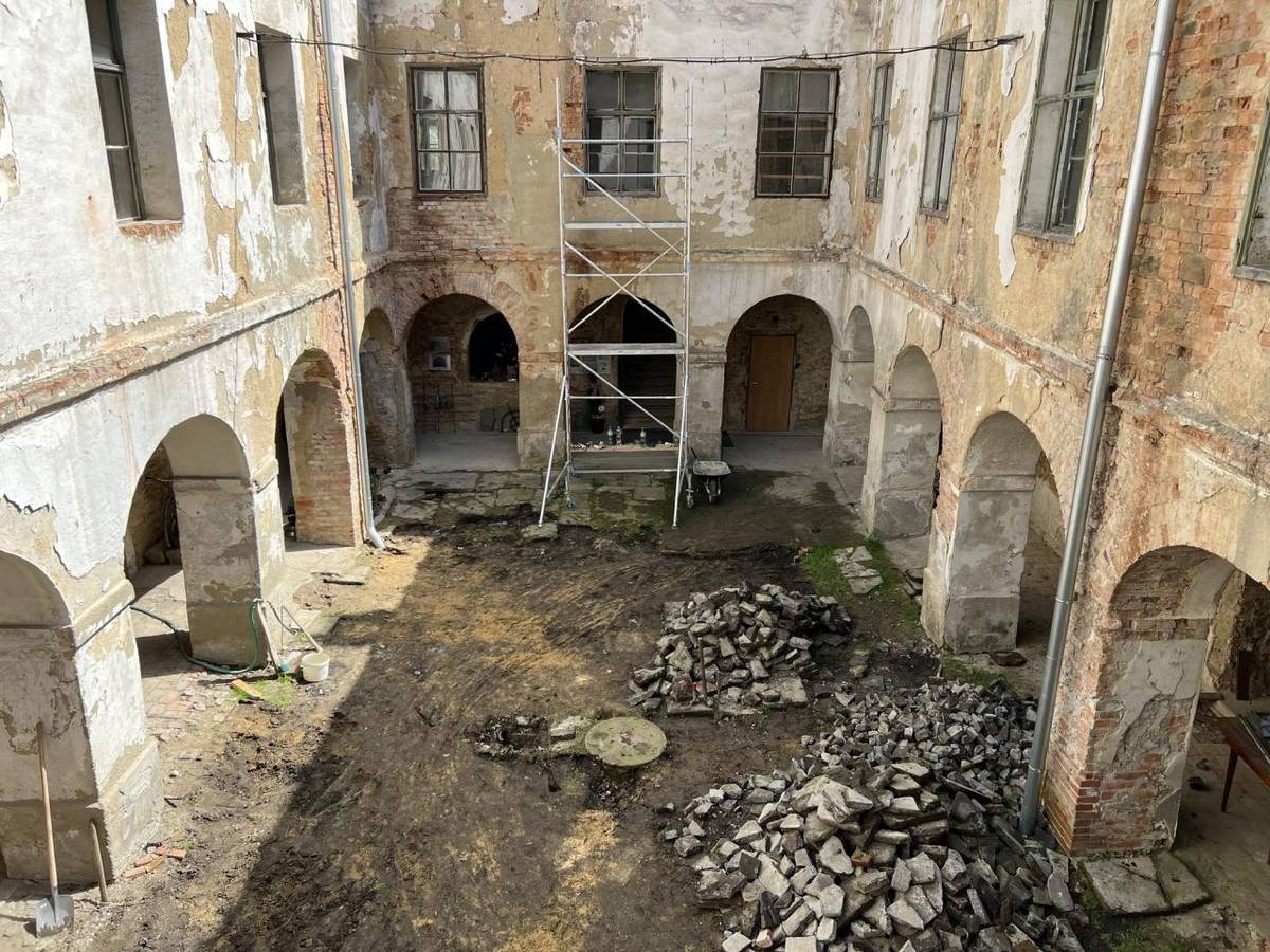 Členové Hnutí Brontosaurus zahájili další z letošních rekonstrukcí, a to úpravu nádvoří starého zámku.  Odstranila se poškozená dlažba a část zeminy, jež tvořila podloží.