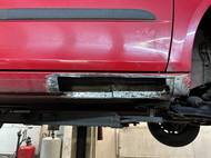 Již vyříznutá díra a po krajích obroušený plech.