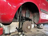 Rovněž jsme vyměnili zadní tlumiče, to je otázka jen několika minut.