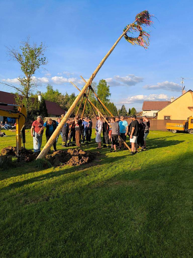 30. 4. 2025 se konalo stavění máje. Fotografie: Bc. Eliška Šroubová