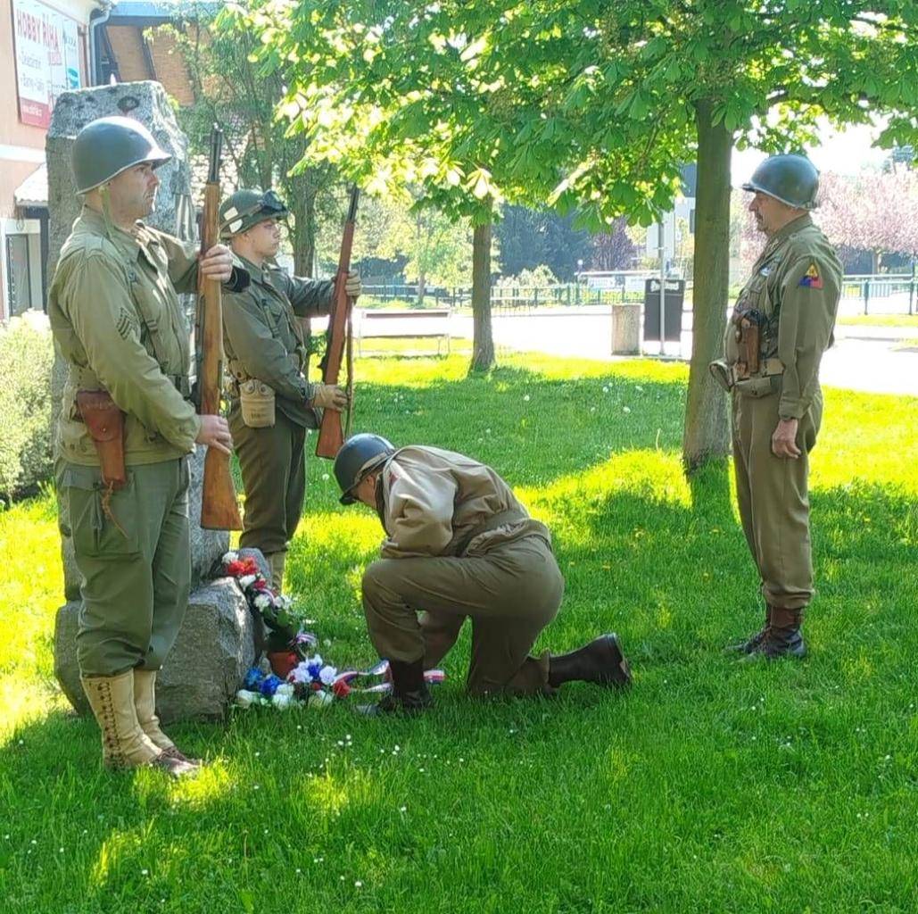 Klub 3. armády Plzeň ve čtvrtek 1. 5. 2025 zavítal do Šťáhlav. Se starostou a místostarostou obce položili květinu k pomníku na památku příjezdu Americké armády na návsi a předali drobné dary. Na techniku a samotný akt se přišli podívat občané v hojném počtu.