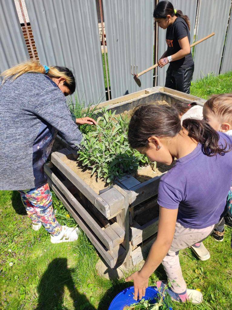 Naša Zem nám vždy dáva to, čo potrebujeme a preto je potrebné ju chrániť. Pri príležitosti Dňa Zeme sa deti učili ako môžu aj oni chrániť prírodu aké dary nám naša Zem ponúka a ako ich môžeme efektívne využiť.