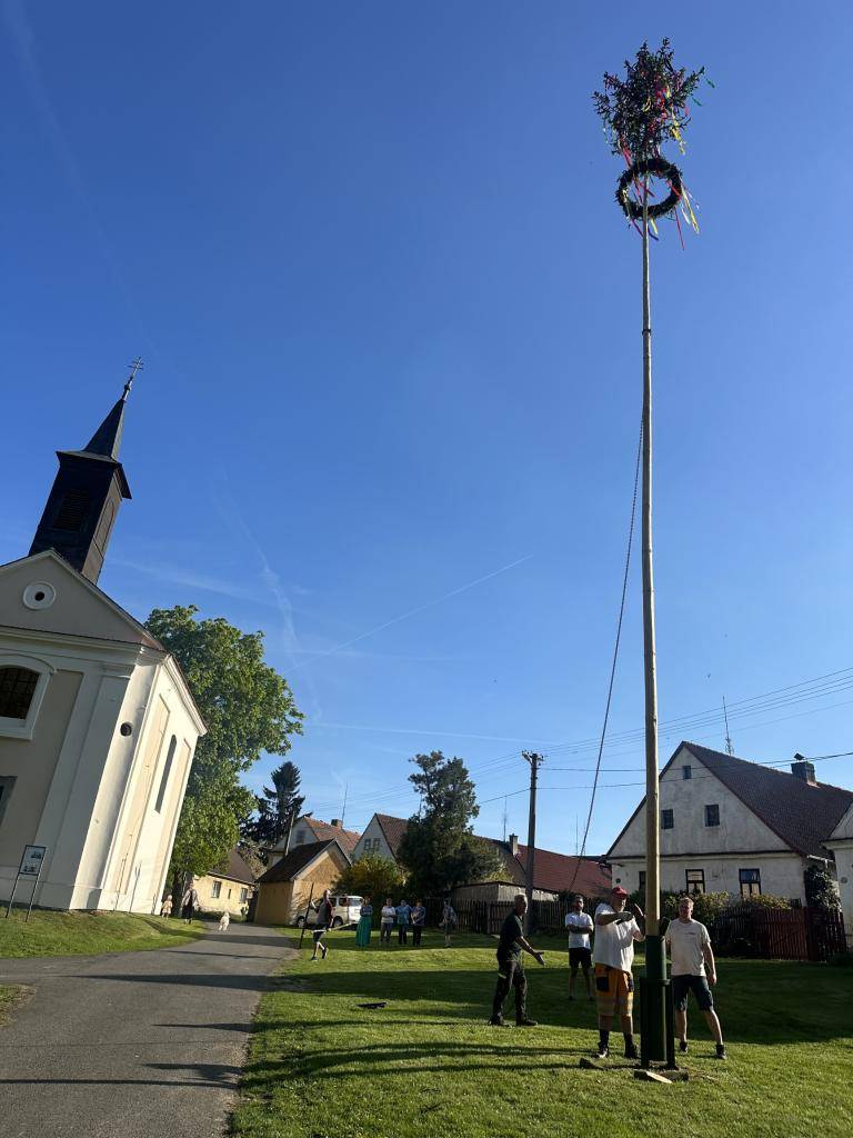 Stavění májky proběhlo tradičně poslední dubnový den na návsi obce Drahouš.  Sešli se místní i z blízkého okolí, aby se zúčastnili.    Zelený vršek stromu symbolizuje život. Jeho zdobení se ujaly místní ženy