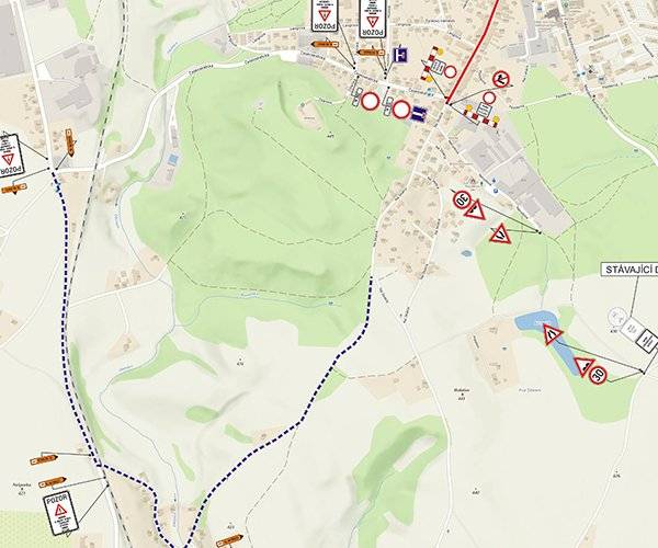 Od 12. 5. do 15. 6. budou pokračovat práce na rekonstrukci ulice Sokolská přes křižovatku s ulicí Českoskalickou do dolní části ulice Na Skalce. Po tuto dobu bude objízdná trasa pro osobní vozidla vedena přes Olešnici u Červeného Kostelce dle přiložené mapy. Prosíme místní obyvatele, zaměstnance a návštěvníky dotčených firem a institucí v ulici Nerudova a Na Skalce, aby na objízdné trase dbali zvýšené opatrnosti a zároveň se omlouváme za způsobené komplikace. Pro firmu Batist a firmy v areálu Volhejn bude zásobování probíhat kyvadlově polní cestou od rybníku Brodský kolem Krčmaříku. Na tuto komunikaci bude zákaz vjezdu osobních vozidel. Polní cesta je hojně využívána obyvateli města k procházkám a vyjížďkám na kole, proto velmi apelujeme na nebezpečí střetu s vozidlem zásobování. Doporučujeme tedy tuto oblast obejít či objet jinou trasou.