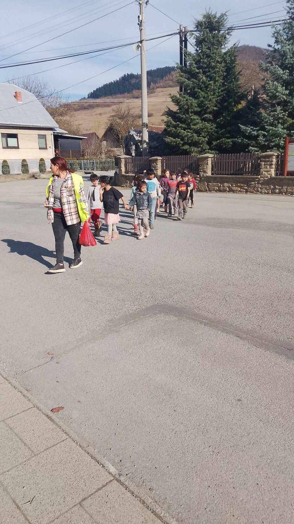 Na ceste pozor dáme, pravidlá už dobre poznáme!   Nene v spolupráci s pracovníčkou pre bývanie učili deti ako sa správať na ceste.