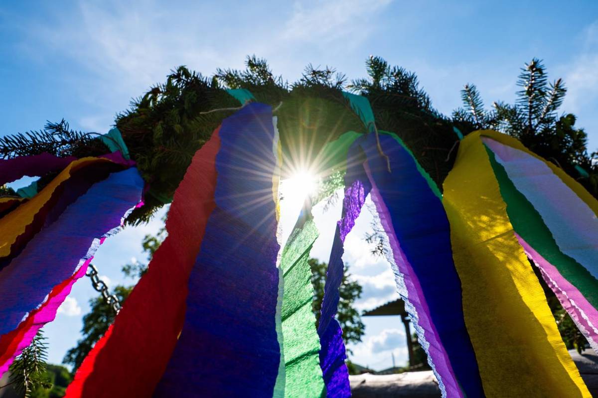 Tradičné stavanie mája v stredu 30.4.2025 začalo zdobením mája, pokračovalo muzicírovaním D-Brass Ensemble, s pomocou žeriava bol postavený máj, Loptoši v rámci svojho vystúpenia postavili menší "májiček" a nakoniec pre všetkých do neskorých večerných hodín vyhrávala Drietomanka.