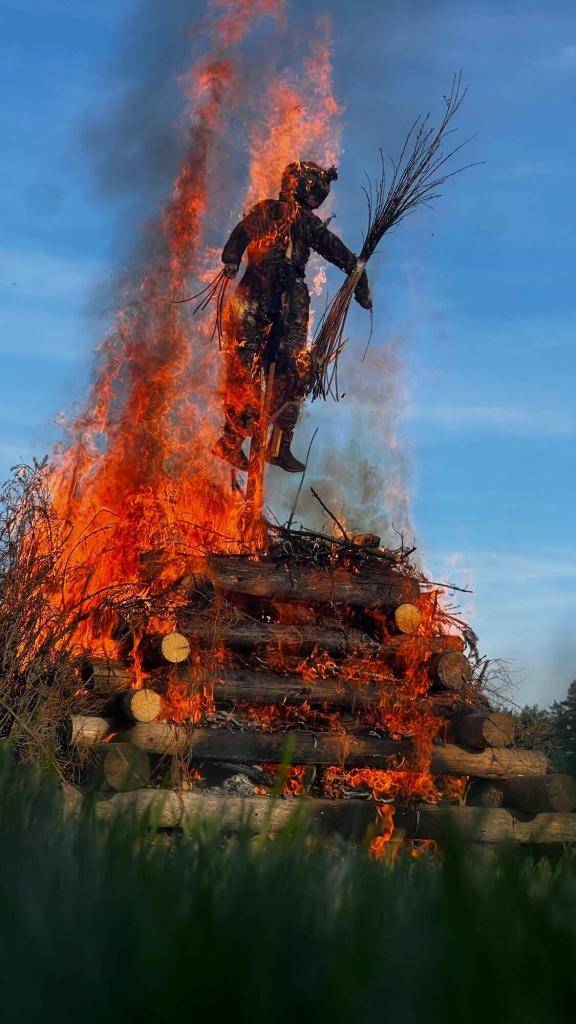 Obec Petrovice I srdečně děkuje všem mužům i ženám, kteří s nadšením a pílí připravili, ozdobili a postavili naši krásnou máj a hranici pro upálení čarodějnice.
