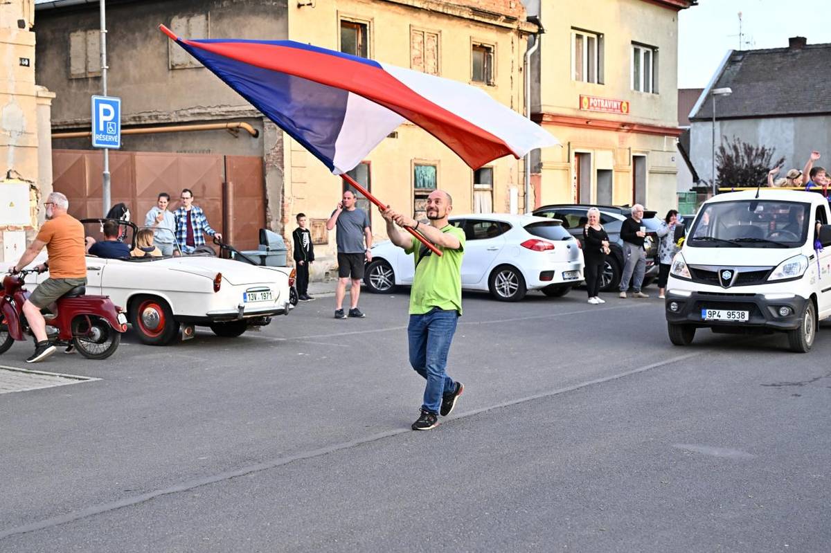 Večerem hrála 4.cenová skupina. Pro děti soutěže a odměna za masky. Po zdárném postavění májky se vyrazilo na prvomájový průvod obcí. A večer se ukončil pálením čarodějnic.