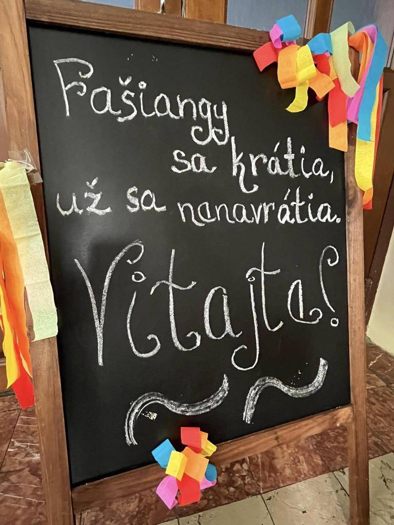 Kultúrnom dome sme pochovali basu a pochutnali sme si na zabíjačkových dobrotách. Do tanca a dobrej nálady zahrala skupina Jano.