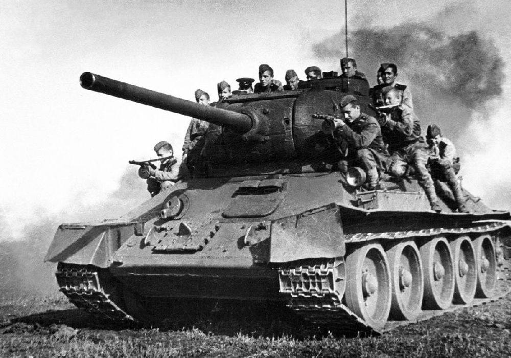 Podobné fotografie nám propagandistická mašinérie desítek let před rokem 1989 často stavěla před oči. Ale nebýt tanků T-34 a zaprášených vojáků, kdoví, jak by dnešek vypadal. Stroje a prostí bojovníci nemohou za to, kam se otočila kormidla poválečných dějin…