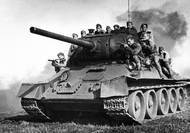 Podobné fotografie nám propagandistická mašinérie desítek let před rokem 1989 často stavěla před oči. Ale nebýt tanků T-34 a zaprášených vojáků, kdoví, jak by dnešek vypadal. Stroje a prostí bojovníci nemohou za to, kam se otočila kormidla poválečných dějin…