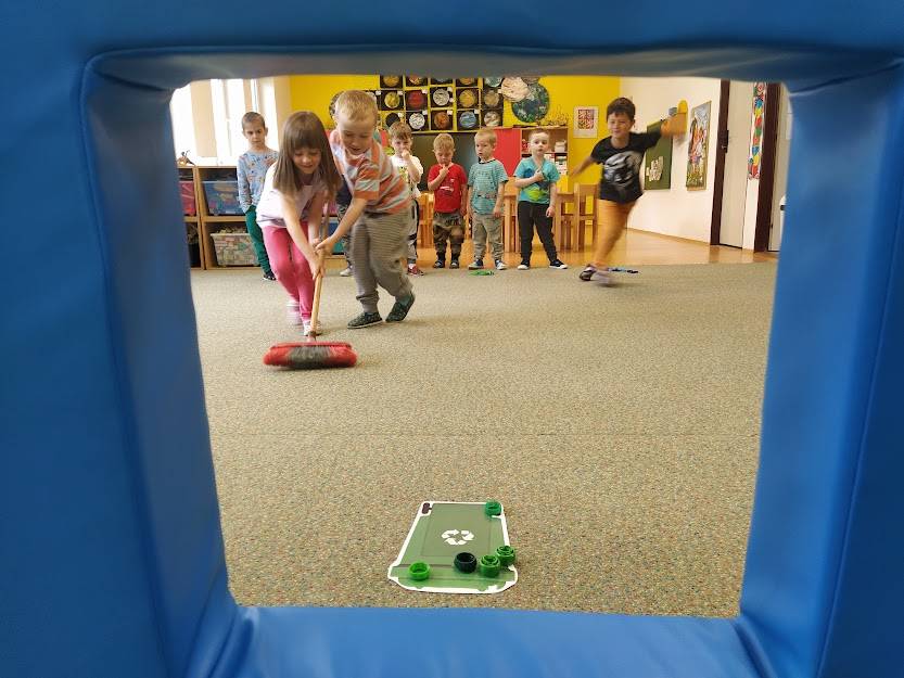 NAŠE ZEMĚ KULATÁ,  SLUNCE SVÍTÍ ZE ZLATA.  NA VODY A OCEÁNY,  NA ZVÍŘATA MEZI NÁMI.  STARÁME SE SPOLEČNĚ  O PLANETU BÁJEČNĚ.