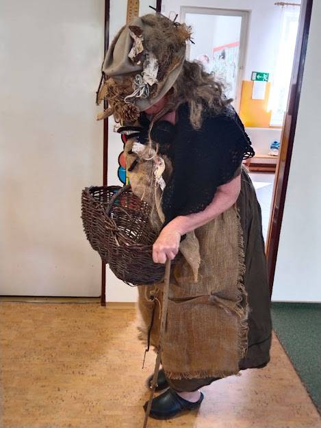 JEŽIBABA NA KOŠTĚTI,  KOLEM NAŠÍ ŠKOLKY LETÍ.  JEMÍNÁČKU, TO JE ŠVANDA,  JEŽIBABĚ ČOUHÁ KŠANDA.