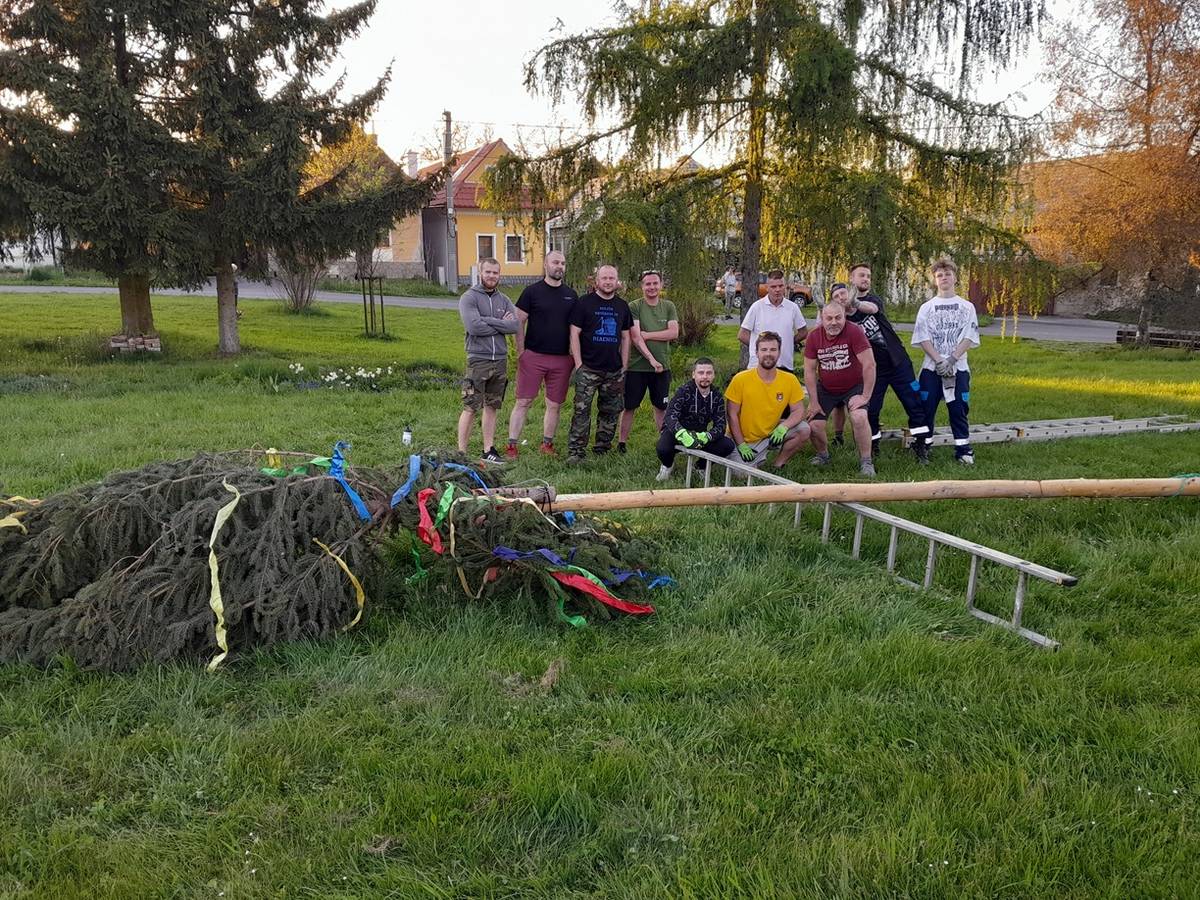 Aj tento rok 2025 Ostrolúcky mládenci postavili v strede obce máj. Patrí im veľká vďaka, že zachovávajú obecné tradície . . .
