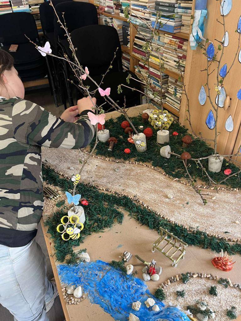 Apríl je mesiacom lesov a pri tejto príležitosti sme si spolu s deťmi  vytvorili svoj vlastný malý les priamo v CRT. Pri výrobe jednotlivých častí lesa sme sa rozprávali o zvieratkách, ktoré obývajú les, o všetkom čo v lese nájdeme a samozrejme, ako sa v lese máme správať a ako ho chrániť.