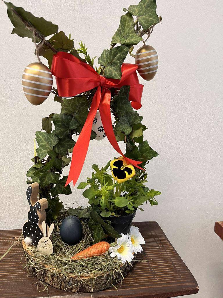 Mami klub a s ním spojená výroba veľkonočných dekorácii, na ktorej si mamičky spolu s deťmi vyrobili, či už zajačikov, tulipány nechýbali ani výroky z dreva. Mamičky ukázali, že sú ako kreatívne tak aj šikovné v šití. Tešili sme sa príjemnej atmosfére a pekne strávenému dňu.