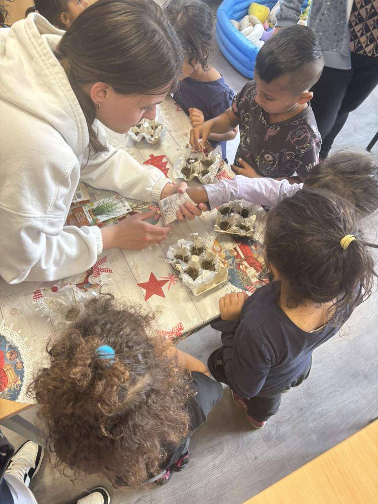 Deti si počas tejto jarnej aktivity zasiali bylinky ako bazalka, pažítka, žerucha do preložiek z vajíčok. Každé dieťa si mohlo vybrať druh bylinky, nasypať zeminu, zasiať a zaliať ich. Preložky boli uložené na slnečné miesto, aby detičky mohli sledovať ako bylinky rastú.