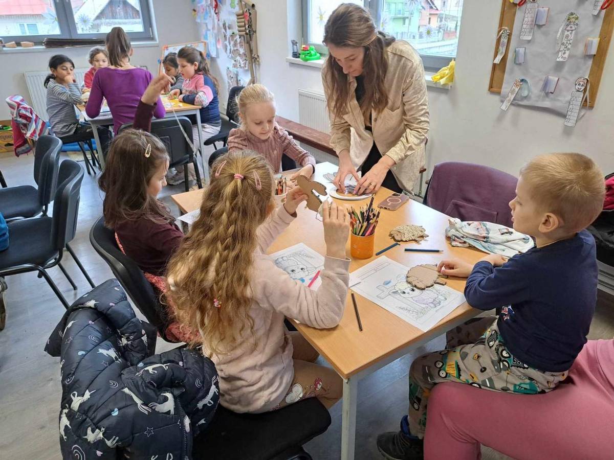 Pre deti sme mali pripravené viaceré aktivity, pri ktorých sa pravidelne striedali. Spoločne sme si pripomenuli rôzne zvyky a tradície spojené s Veľkou nocou. Samozrejme, nezabudli sme na podstatu Veľkej noci a a spoločne s deťmi sme sa ponorili do biblických príbehov.