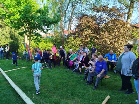 Aj ten rok sa v našej obci uskutočnilo tradičné stavanie „Mája“. Organizačne sa ho ujali, okrem obecného úradu, aj členovia nášho DHZ a o výzdobu a občerstvenie sa postarala Únia žien a členovia JDS. Keďže prišiel aj harmonikár, o dobrú zábavu bolo postarané a na svoje si prišli aj rodiny s deťmi, ktoré mohli pomáhať pri viazaní farebných stužiek a užiť si krásnu a veselú akciu.   čítať ďalej