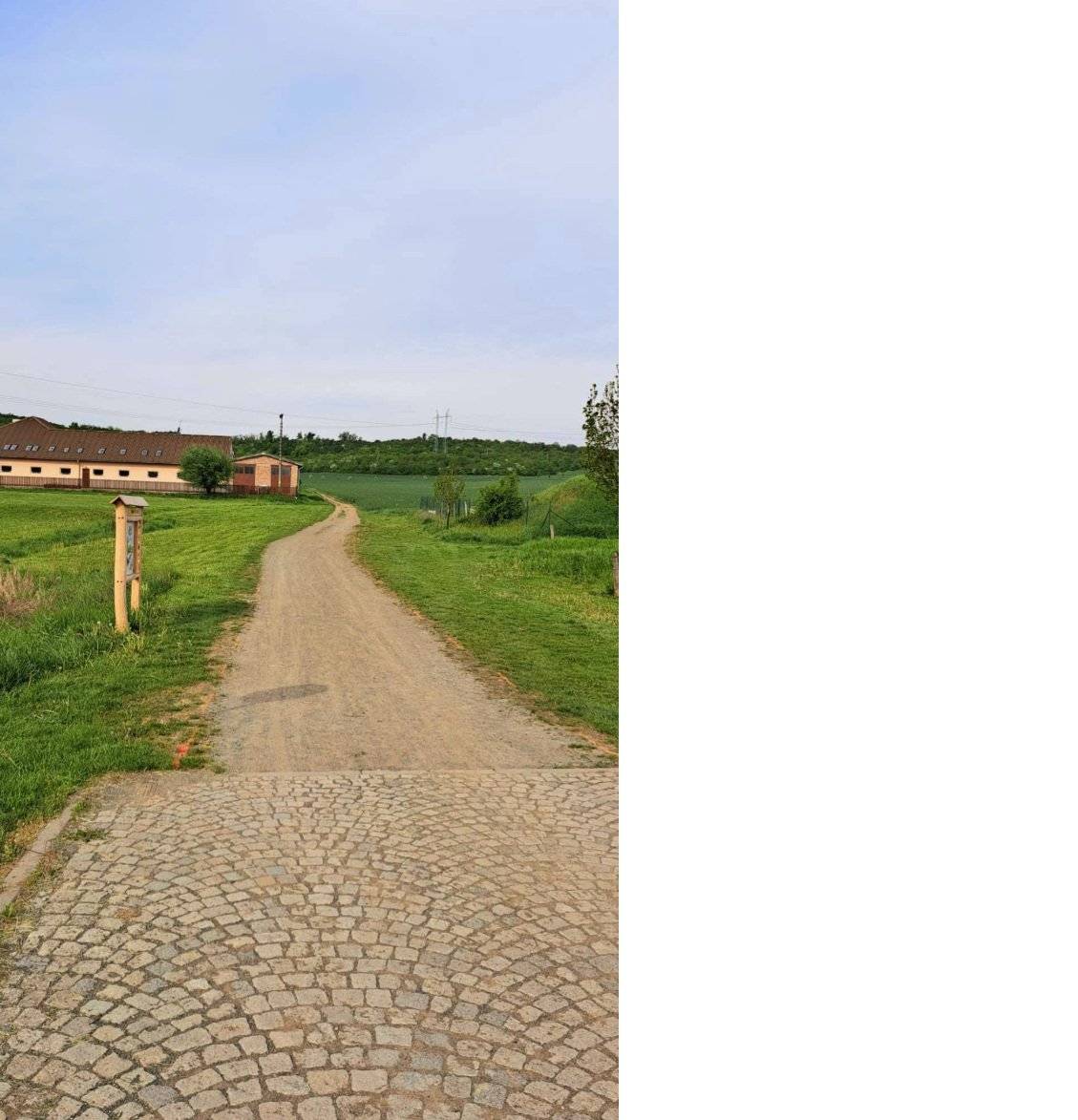 Vážení občané,  od tohoto týdne probíhá zpevňování cesty od Poldru k Vrbičkám.  Z tohoto důvodu platí v tomto úseku zákaz vjezdu aut.  O ukončení akce vás budeme informovat.  Děkujeme za pochopení.