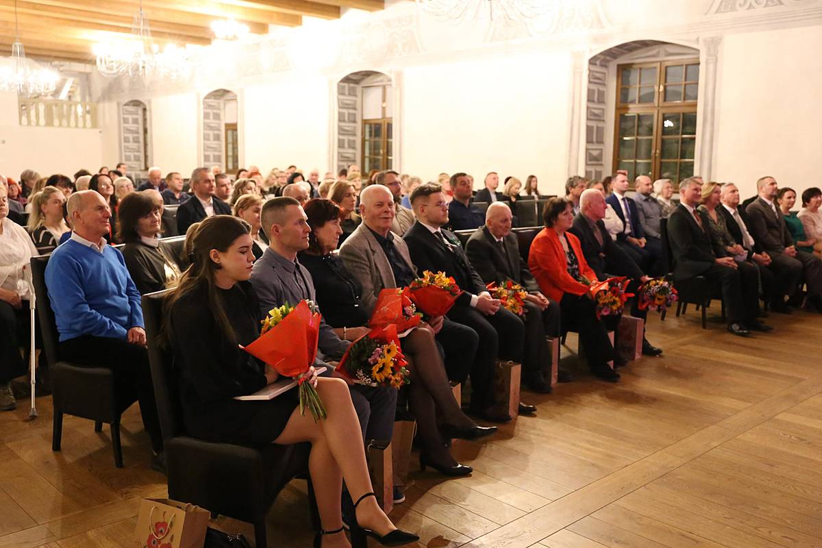 Po úspešnom 1. ročníku pokračujeme v tradícii oceňovania výnimočných ľudí a kolektívov, ktorí svojou činnosťou prispievajú k rozvoju a dobrému menu nášho mesta. 🏅 Cena mesta Bytča sa udeľuje za mimoriadne výsledky vo vede, kultúre, športe, publicistike, hospodárstve či iných oblastiach života, ktoré sú späté s Bytčou. 📌 Kto môže navrhnúť kandidátov? Navrhovať môžu občania, spolky, združenia, komisie, poslanci i právnické osoby.   📥 Dokedy môžem poslať návrh? Do 31. 11. 2025 prostredníctvom formulára na webovej stránke mesta (v sekcii aktuality). Alebo aj tu: https://docs.google.com/forms/d/e/1FAIpQLScOvEqdx_S0aR_s0FfEqvQ5ymoYHRWuASMSAGfxaTqerdH9uw/viewform?vc=0&c=0&w=1&flr=0&pli=1