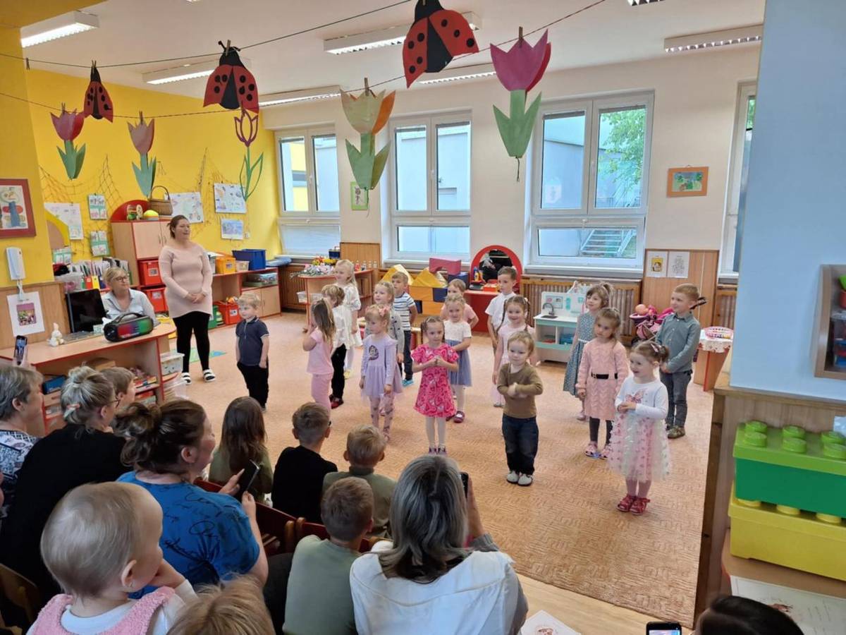 V úterý odpoledne se ve třídě berušek konala besídka pro maminky. Děti představily krátké pásmo písní a básní a nakonec maminkám předaly i malý dáreček.