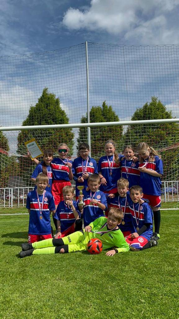 Přátelé, kamarádi... My vám ty medaile přivezeme!  Krásné 3. místo v kategorii malotřídních škol!