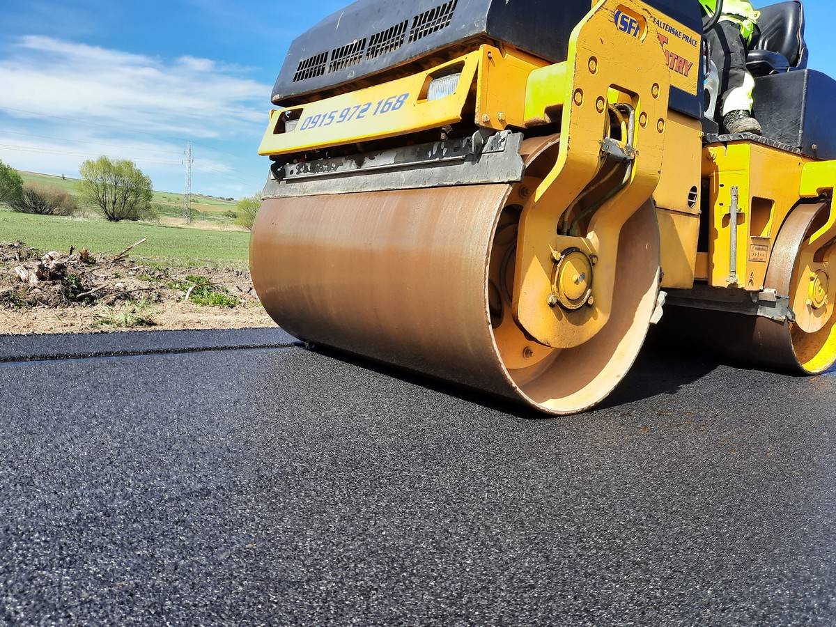 Výstavba cyklochodníka v našej obci začala po vykupovaní pozemkov pod trasou cyklochodníka v mesiaci jún 2020 a trvala do mája 2021. Výstavbu realizovala firma Doprastav, a.s.