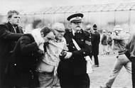 Přestože byly záchranné složky na místě velmi rychle, první zásahy prováděli diváci, policisté a členové personálu stadionu. Podle lékařských zpráv zemřela většina obětí na následky inhalace toxického kouře, nikoliv samotných popálenin.