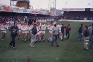 Fotografie zachycuje moment před začátkem utkání mezi Bradford City a Lincoln City. Hráči domácího týmu právě obíhají stadion s trofejí za vítězství ve čtvrté divizi, kterou si zajistili několik kol před koncem sezony. Utkání mělo být oslavou úspěšného ročníku, přičemž hlavní tribuna byla výjimečně zaplněná – mnoho fanoušků si přišlo připomenout návrat do vyšší soutěže. V tu chvíli ještě nikdo netušil, že zhruba o půl hodiny později stadion zachvátí požár s tragickými následky.