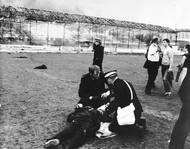 Vzhledem k rozsahu požáru a počtu zraněných se první pomoc často odehrávala přímo na hřišti. V některých případech šlo o resuscitaci, v jiných o základní ošetření popálenin nebo zajištění dýchacích cest. Většina záchranných prací probíhala za improvizovaných podmínek, bez dostatku vybavení, lékařského personálu nebo záchranných vozidel přímo na místě.