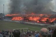 Plameny pohltily téměř celou konstrukci tribuny. Na místě chyběla jakákoli hasicí technika – na stadionu nebyly žádné hasicí přístroje ani hydranty. Požární jednotka byla přivolána prakticky okamžitě, ale oheň byl ve velmi pokročilém stádiu ještě před jejím příjezdem.