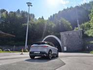 Skutečná rakousko-slovinská hranice vede prostředkem tohoto tunelu.
