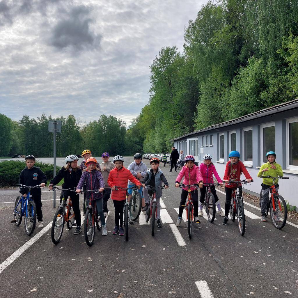 Na dopravní hřiště vyrazili čtvrťáci a páťáci.   Všichni žáci 5.třídy v testu uspěli a na 4.třídu tento test čeká v září.