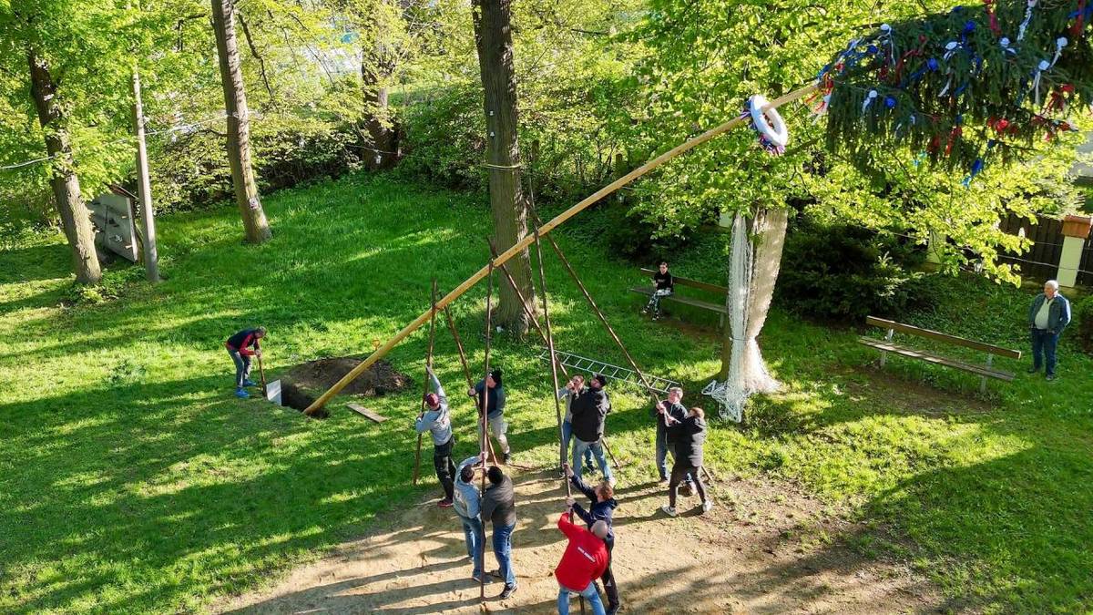 Video ze stavění máje a pálení čarodějnic v sokolské zahradě