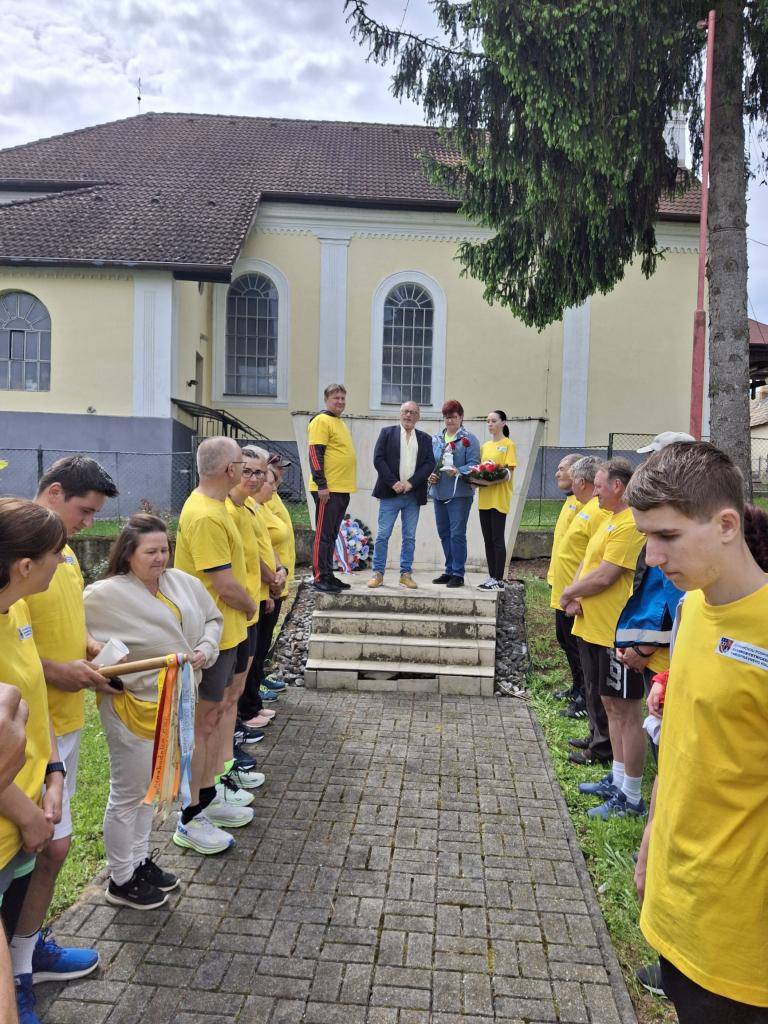 Pri príležitosti 80. výročia ukončenia II. svetovej vojny zorganizovalo OZ Naše Tomášovce a obec Tomášovce BEH OSLOBODENIA. Počas zastavenia v našej obci slávnostne položili spolu so starostom J. Líškom veniec k pamätníku SNP.