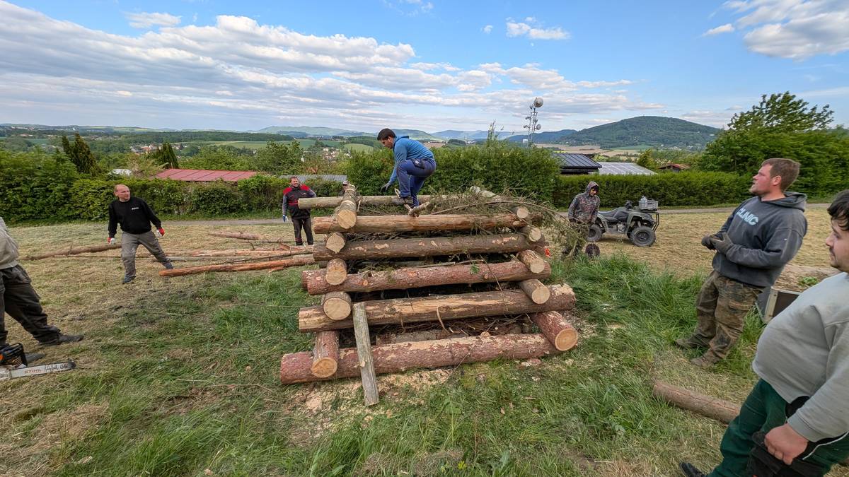 Přijďte si užít pohodové odpoledne k táboráku na Hůrku u myslivecké chaty. 📅 Dnes (10. 5.) od 16:00 hodin 🔥 Zapálení vatry v 17:00 🌭 Špekáčky 🍺 čepované pivo a nealko zajištěno Těšíme se na vás!