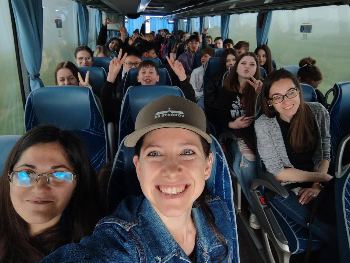 16. 4. se žáci 8. a 9. ročníku zúčastnili exkurze do Dinosauria Museum Prague. Jedinečná výstava v ČR, doprovázená navíc poutavým paleontologickým výkladem, byla vítaným zpestřením popřijímačkových dní.