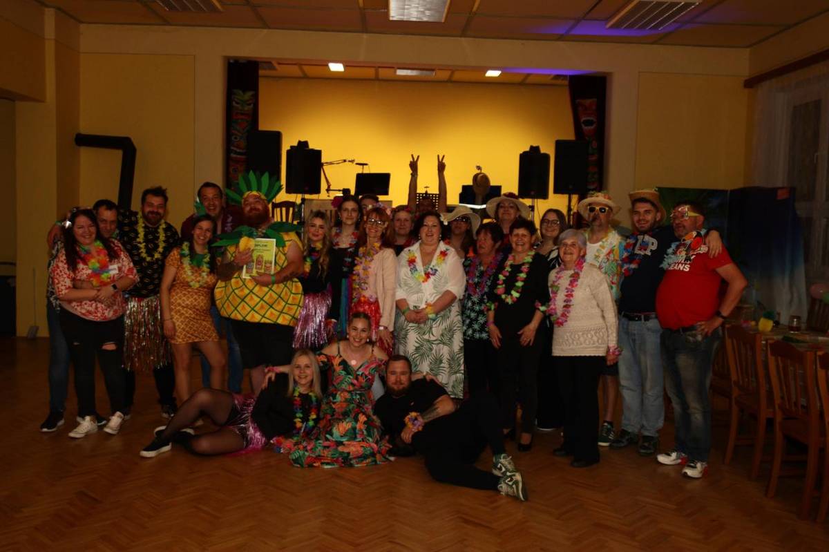 Tropická atmosféra, barevné kostýmy a skvělá nálada 15. března 2025 ovládly kulturní dům v Hůrkách. Nechyběla bohatá tombola, taneční vystoupení ani hudba k poslechu.