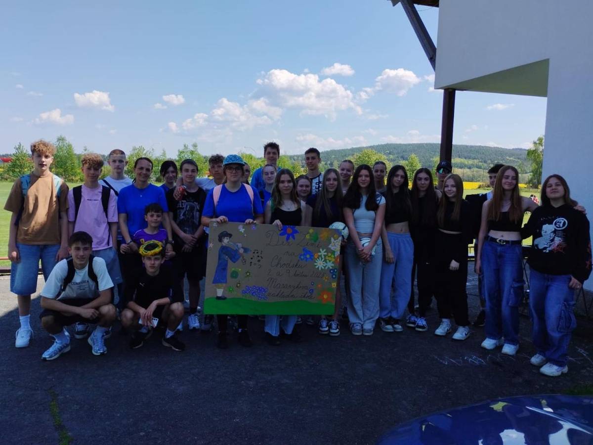 V pátek 2. května připravili naši deváťáci na fotbalovém hřišti v Klenčí hry a soutěže pro nejmenší žáky prvního stupně. Bylo krásné počasí a všem se den moc líbil.