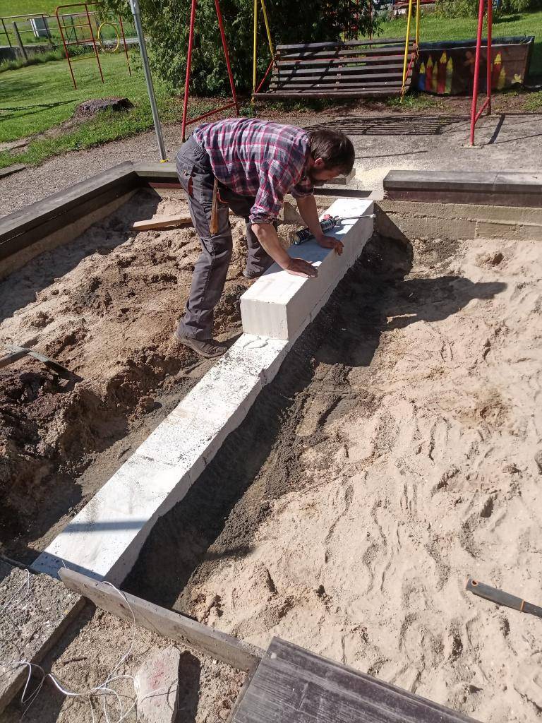 Úprava pískoviště ve školce květen 2025