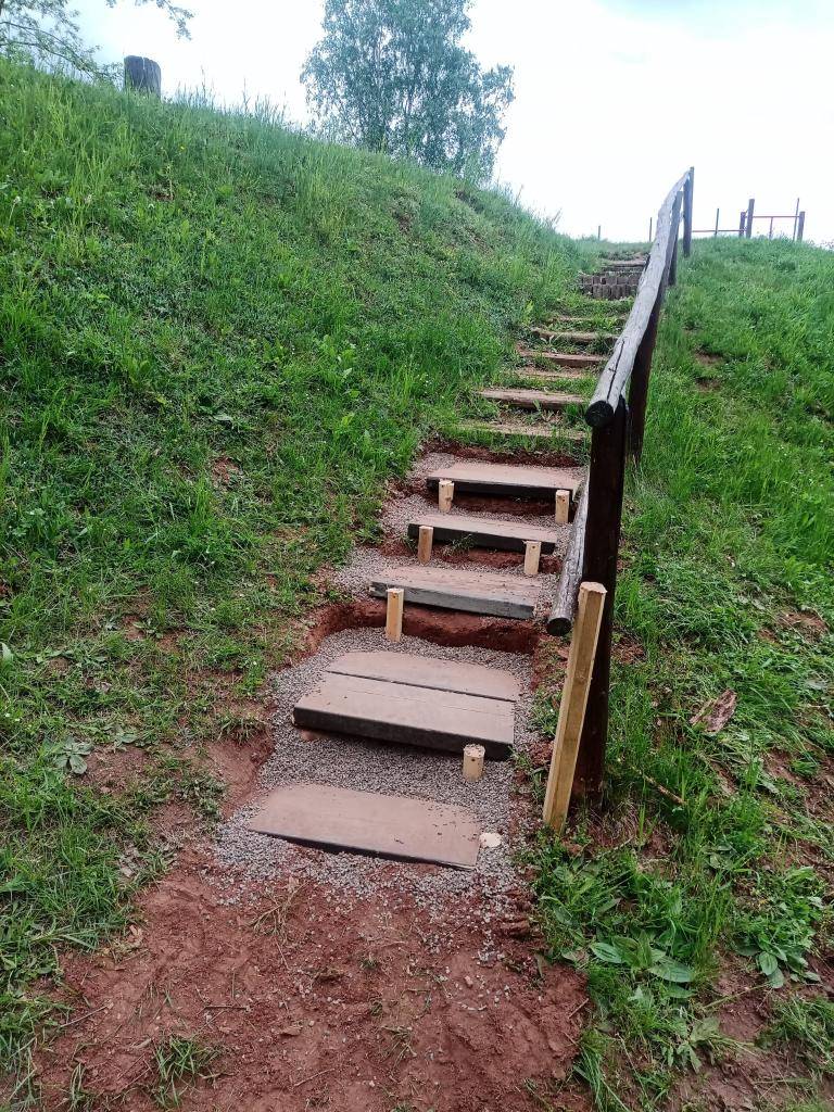 Oprava schodů na školní zahradě květen 2025