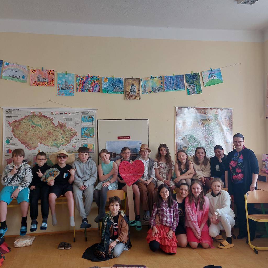 Páťáci pod vedením paní učitelky Lehnerové nacvičili krásné divadelní představení pohádky O dvanácti měsíčkách a zahráli je všem dětem z prvního stupně.