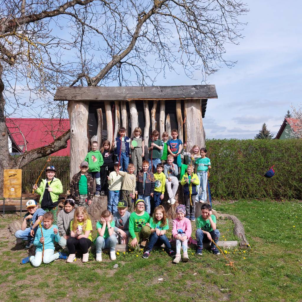 Dny před Velikonocemi si naši žáci zpříjemnili na Staré poště výrobou velikonočních dekorací.