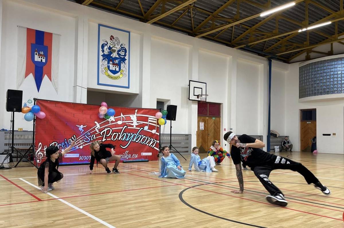 Bol to 27. január v roku 2024, kedy sme sa stretli v telocvični Základnej školy v Huncovciach na karnevale v krásnych kostýmoch s tanečníkom svetovej úrovne Miroslavom Bruisom Žilkom.