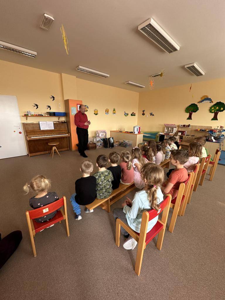 Hudební program ,,Wolfík"- aneb jak hudba souzní s přírodou a jak lze dětem zajímavou formou představit změny přírody na jaře- zapojení dětí tancem, zpěvem, hrou na hudební nástroje