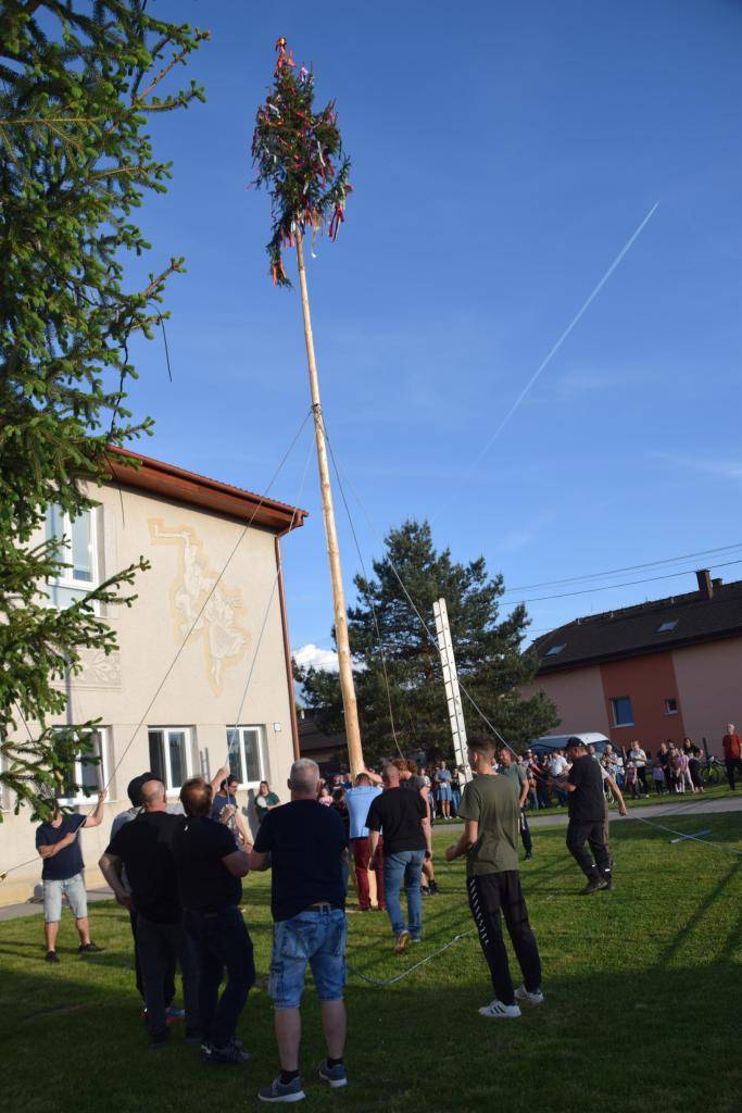 V stredu 30.4.2025 sme postavili máj, starosta obce s pani riaditeľkou MŠ otvorili pre deti nové detské ihrisko a popritom sme sa výborne zabavili. Počasie parádne vyšlo, nechýbala opekačka, cukrová vata a lampiónový sprievod.