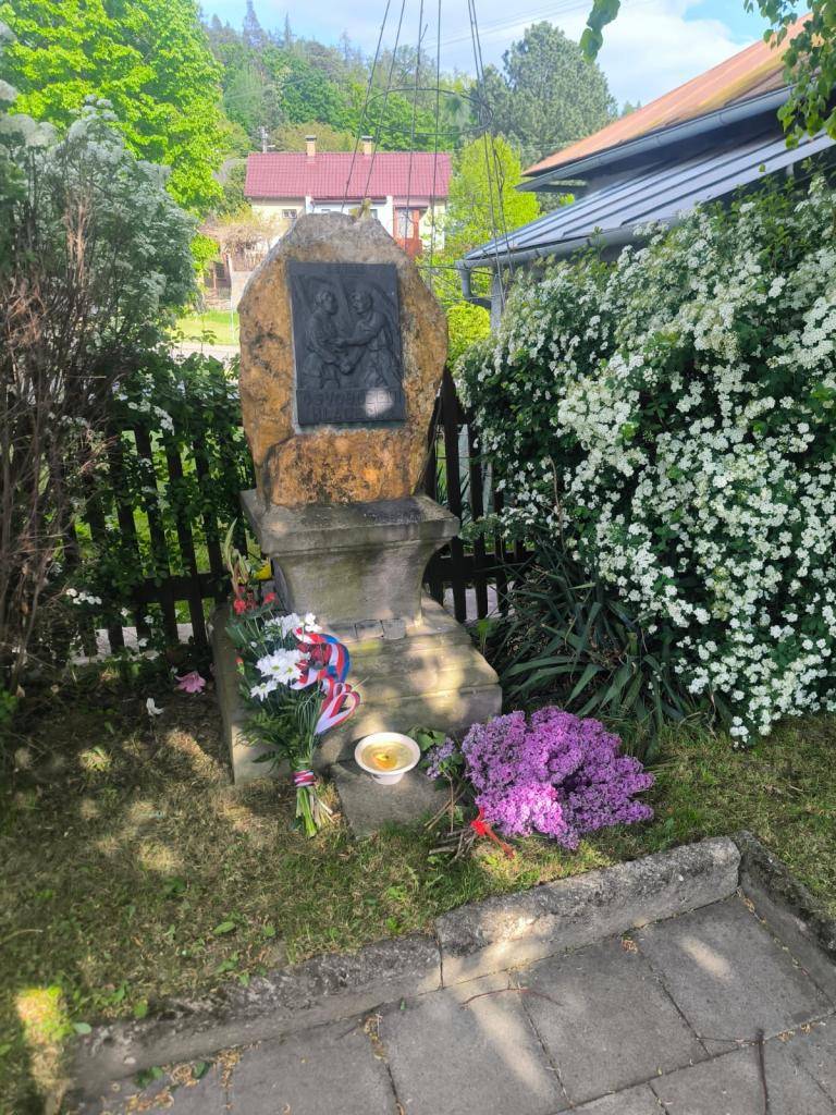 Dne 8.5.2025 jsme se v 17 hodin sešli u památníku na návsi obce a po české státní hymně byli uctěni padli za osvobození obce a vlasti