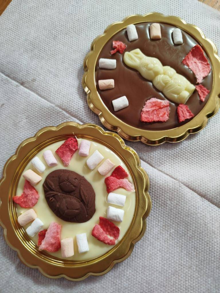 3. 4. 2025 naši senioři navštívili Šestajovice a v čokoládovně si vytvořili velikonoční dobroty.